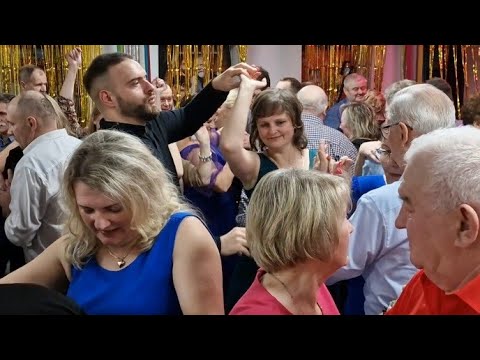 Niesamowite ostatki w Domu Kultury w Zwoleniu, za kapelą Stąporkowską ciągną tłumy fanów.