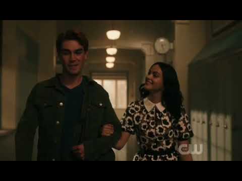 Riverdale episode 4.02 Archie and Veronica in the hallway. Paparazzi ambush them