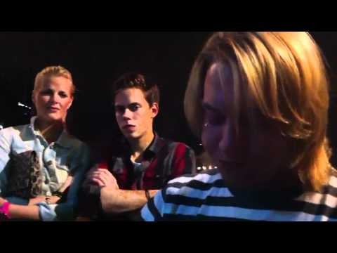 Karl äter upp världens starkaste korv i gamla stan Stockholm