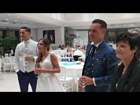 Lo sposo sfila con i denti la giarrettiera, ci impiega un bel po' perché lo spettacolo è mozzafiato