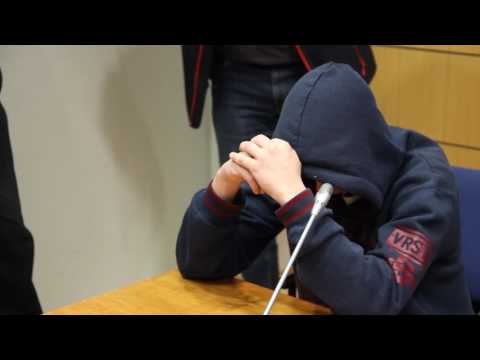 Nokialla tyttöystävänsä surmasta epäilty mies näyttää keskisormea toimittajille 21.2.2017