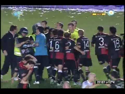 Diego Pozo empuja a un policía por protestarle a Pitana