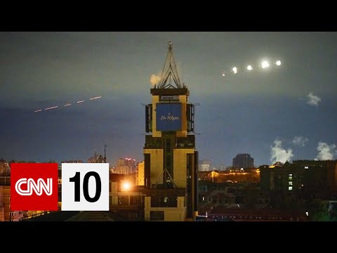 【CNN10】針對基輔的最大規模無人機襲擊、瀕危動物眼鏡熊、世上最大聖誕燈光迷宮 | 2023年11月28日 (The biggest drone attack against Kyiv | November 28, 2023)