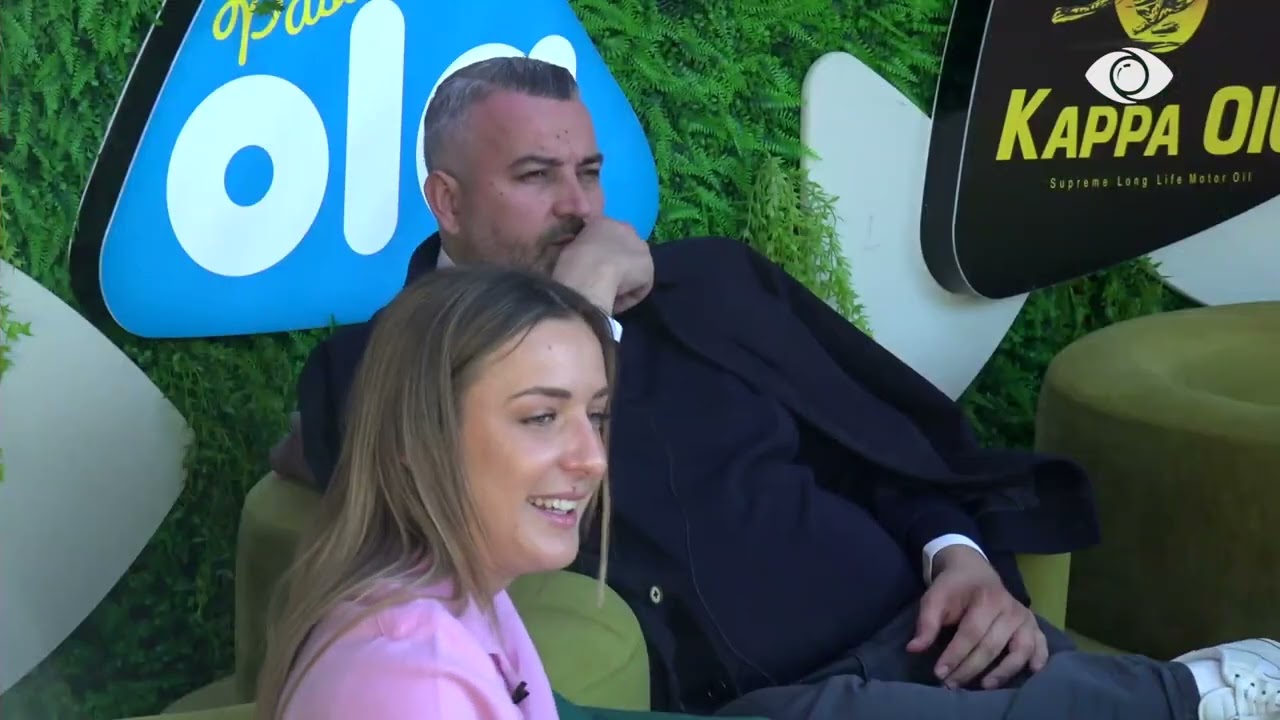 “Je gjigande në skenë!”/ Marko këndon, banorët e duartrokasin