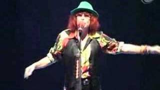 Rita Lee canta Flagra (no escurinho do cinema) em São Paulo