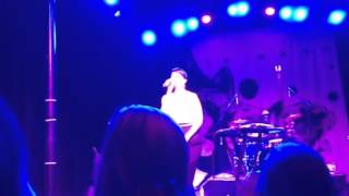 Jessie Ware- taking in water