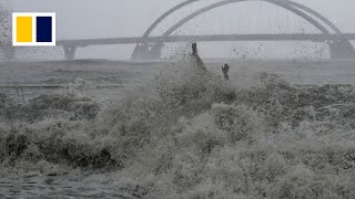 Super Typhoon Ragasa carves destructive path in Hong Kong超强台风拉加萨在香港开辟毁灭之路