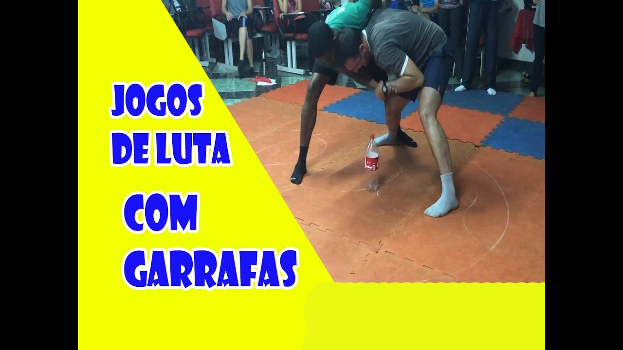 Vários jogos de luta usando garrafa: luta na educação física escolar