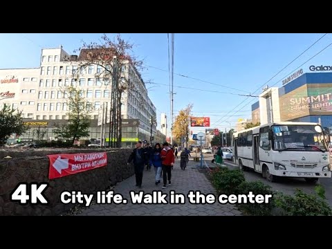 Passeio a pé. Centro da cidade. Pessoas, carros, vida na cidade.