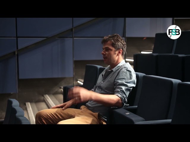 Le théâtre entre en scène