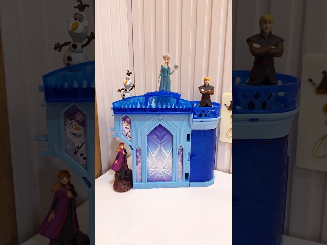 Vídeo relacionado con Mattel Disney Frozen Minis Castillo de hielo de Elsa Casa de muñecas apilable con figura, muebles y accesorios, juguete +3 años (HPR37)