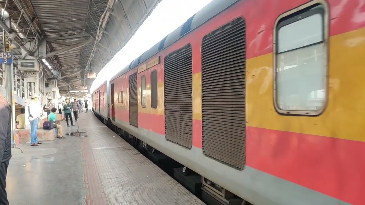 12164 Chennai Lokmanya Tilak Terminus Superfast Express Arrives Solapur Railway Station