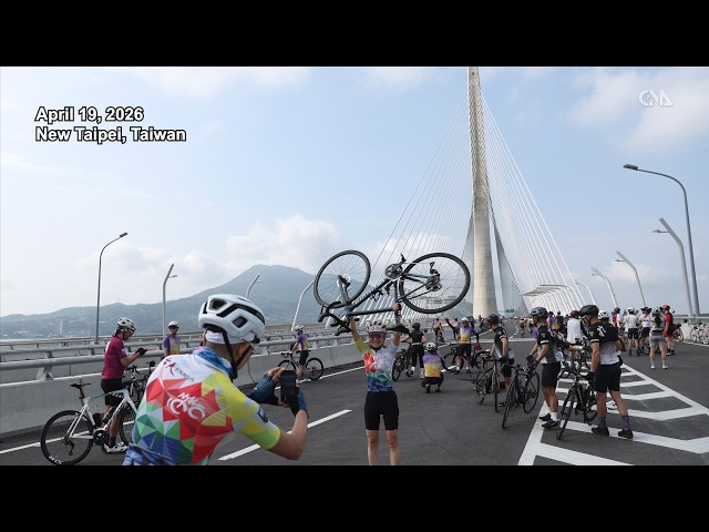 Thousands run, cycle across Danjiang Bridge before it opens
