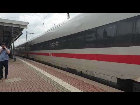 ICE fährt durch Wittener Bahnhof mit Highspeed