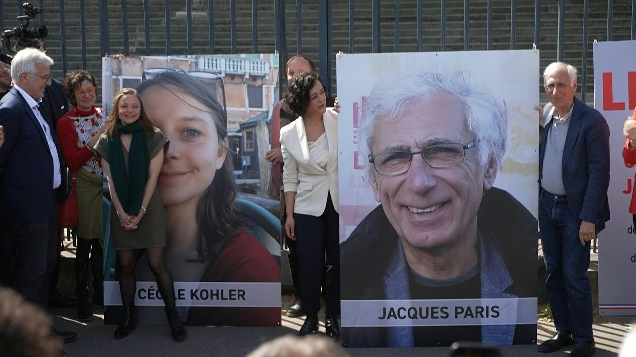 Video | French former prisoners in Iran take down their portraits outside National Assembly | AFP