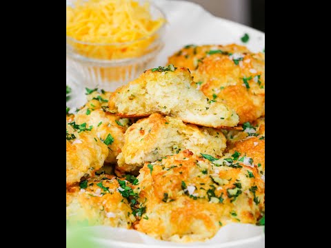 Cheddar Bay Biscuits (Red Lobster Copycat) / #appetizerrecipes #biscuits #redlobster #dinnerrecipes