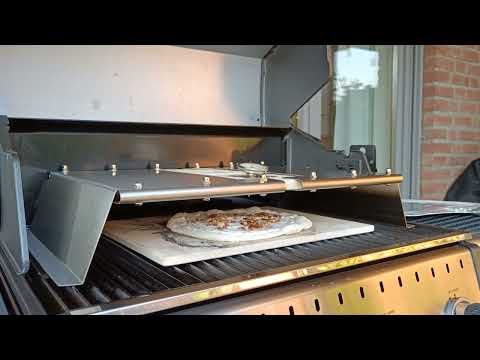 Flammkuchen im Broil King Baron mit Moesta Pizza Cover Flex