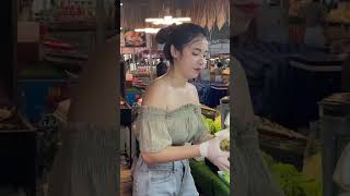 Download lagu Cewek cantik buka kelapa sampai berkeringat #hot #food mp3