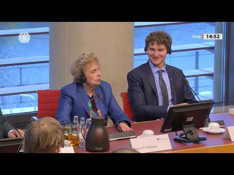 Junge Menschen im Gespräch mit Gedenkrednerin Tova Friedman