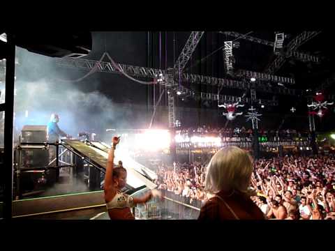 Carl Cox playing Ferhat Albayrak - Construction at Ultra Festival Miami 2011 Day 1