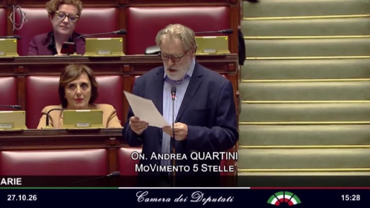 Solidarietà Pd-M5s per Speranza su Commissione Covid, poi l'applauso al suo ingresso in Aula