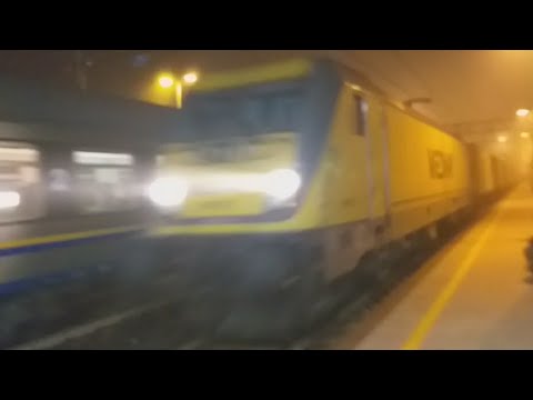 Incrocio treni a Ronco Scrivia in una serata con nebbia e494 Medway container + rv e464 448