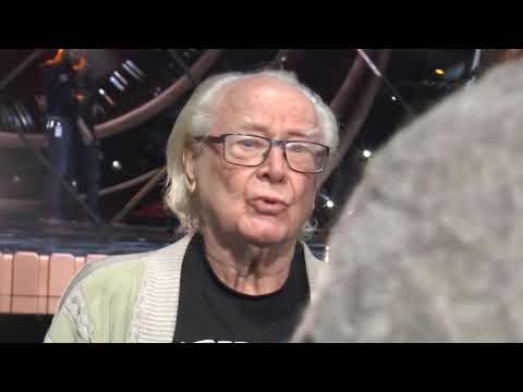 Jan Malmsjö håller låda på presskonferens inför Mello !