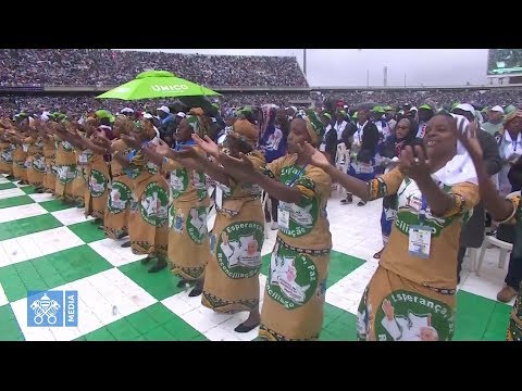 Miles de personas cantan y bailan “Aleluya” al Papa en Maputo