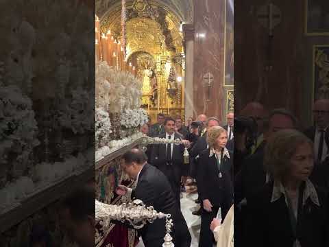 Lágrimas y enfado de los devotos por la restauración de la Macarena de Sevilla: \