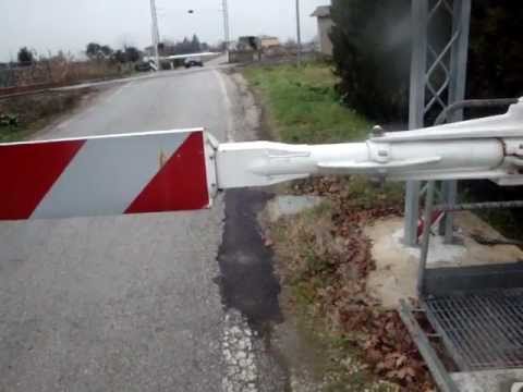 Aln 668 + Ln 880 FER al passaggio a livello a due barriere di vicolo san Sebastiano a Ravenna