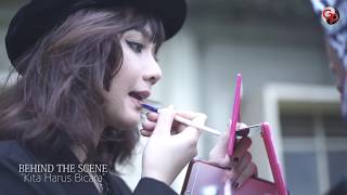 Download lagu Behind The Scenes Video Clip Kita Harus Bicara - Five Minutes mp3