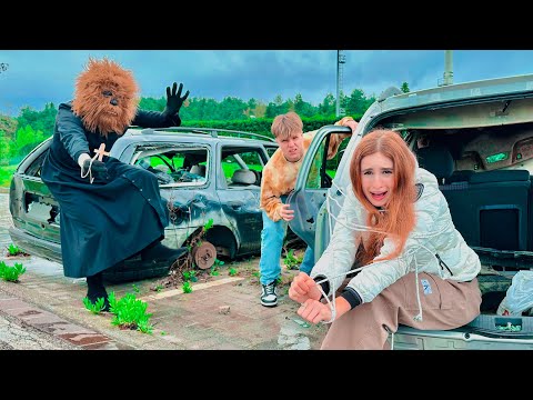 UN MOSTRO CI HA AGGREDITO 😱!!! - by Charlotte M.