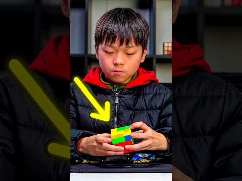 El más rápido del mundo arma el Cubo de Rubik 😦👍🏻 #rubik #rubikscube #slowmotion #shorts