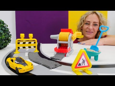 Spielspaß mit Knete - Nicole hilft die Straße zu reparieren - Spielzeugvideo für Kinder