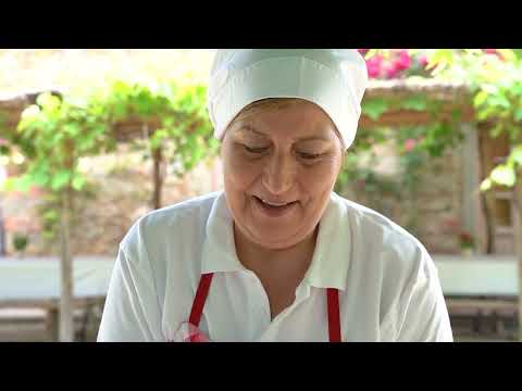 Today at La Vialla, Stefania makes Pici with Carciofini Trifolati and Pesto Rosso