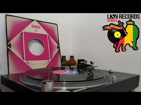 Bill Spencer & Lorna Rowe - Sailing