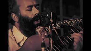 Shlomo Carlebach – Borchi Nafshi [1970] שלמה קרליבך – ברכי נפשי (הזמר והיוצר בנימין שטיינברג) - התמונה מוצגת ישירות מתוך אתר האינטרנט יוטיוב. זכויות היוצרים בתמונה שייכות ליוצרה. קישור קרדיט למקור התוכן נמצא בתוך דף הסרטון