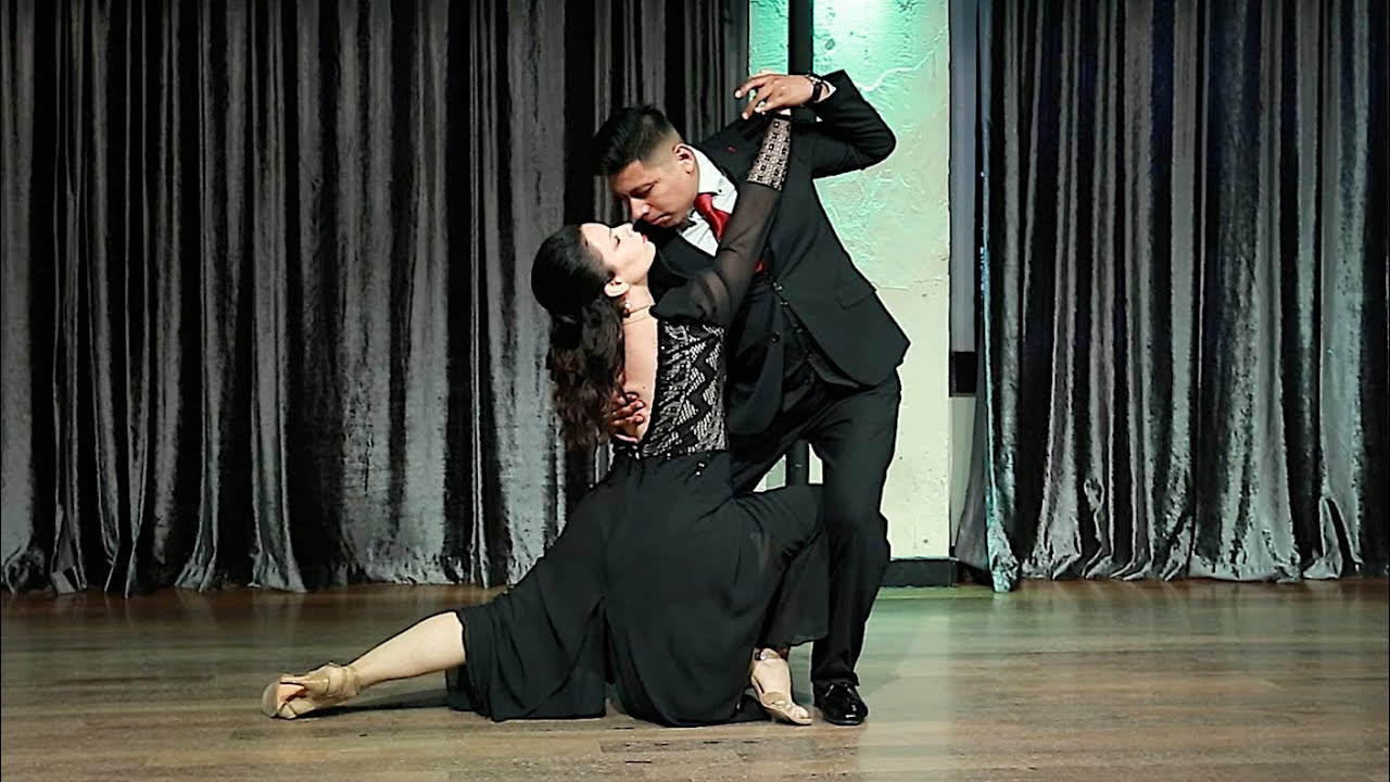 Video thumbnail for JORGE LOPEZ et SANDRA NACCACHE, "Afiches" (tango), à "La Onda Social", le 12 août 2023.