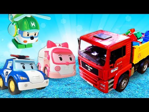 Spielzeuge in Aktion. Robocar Poli hilft dem Laster. Kindervideo auf Deutsch.