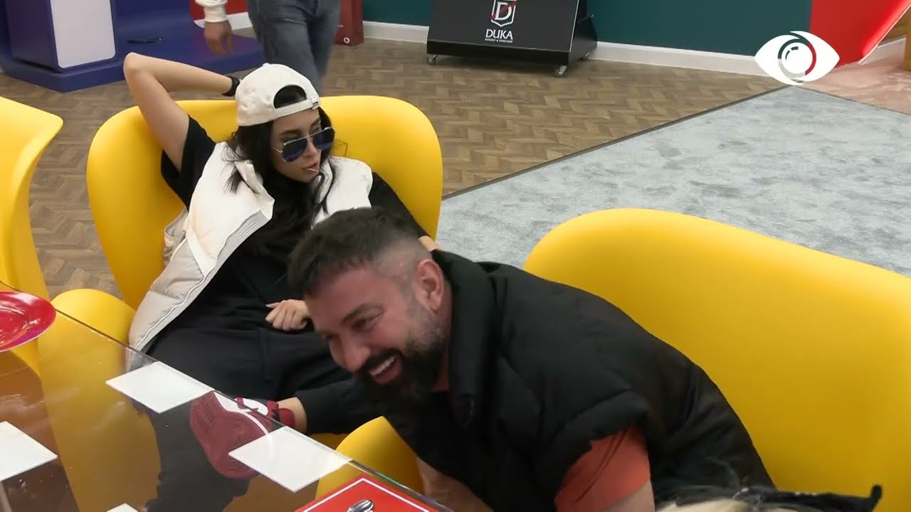 Banorët në role, imitojnë njëri-tjetrin