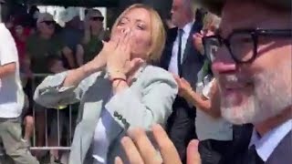 Raduno degli alpini a Gemona in Friuli, la visita a sorpresa della presidente Meloni