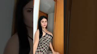 MORENA BATENDO O BUMBUM NA PORTA DO SEU QUARTO #mulher #funk #dancando #sexy #linda #bonita