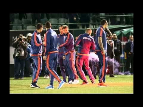 Olympiacos players forced to flee pitch as Athens derby with Panathinaikos is called off a