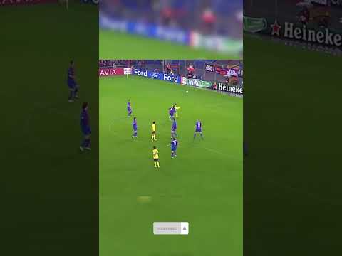 Unbelievable no-look passes by Dani Alves #shorts #footballshorts #footballskills