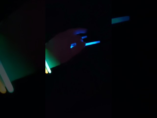 Vídeo relacionado con 100 Barras Luminosas, Pulseras Fluorescentes y 100 Conectores, Neon Kits para Crear Collares Accesorios, Morado Varillas Brillantes para, Fiesta, Nochevieja, Navidad, Boda, Cumpleaños, Halloween
