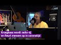 Dj fleurt mensen op vanaf zijn zolderkamer.