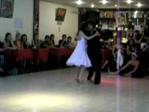  Federico Naveira  and  Inés Muzzopappa  are  dancing  to  the  tango  "  El Yaguaron  "