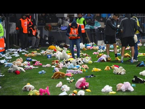 "Hinchada de BELGRANO hace LLUVIA DE PELUCHES por el DÍA DE LAS INFANCIAS!!!! " Barra: Los Piratas Celestes de Alberdi &bull; Club: Belgrano