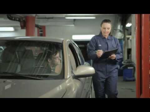 Spelade person på bilprovning i denna informationsfilm. Den är knappt 1 min lång.