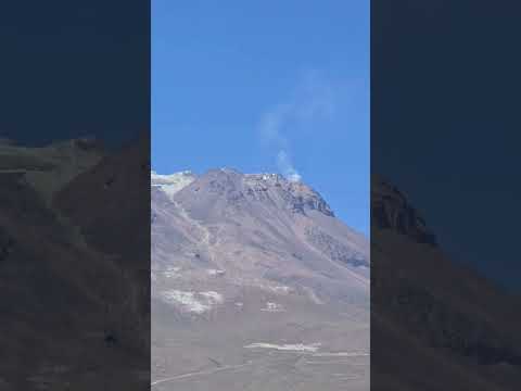 불뿜는 활화산 볼리비아와 칠레 국경 Ollague, Antofagasta, Chile The fire-breathing active volcano Mountain